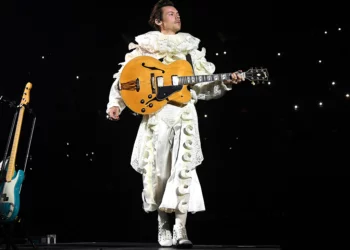 Harry Styles’ Golden Moments From His Love On Tour Are Award-Worthy