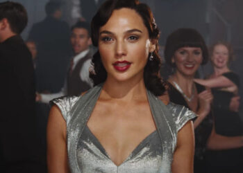 See Gal Gadot Celebrate A Wrap On Her Latest Film